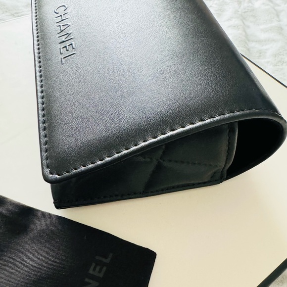 LIKE NEW🖤 CHANEL QUILTED LEATHER BLACK SUNGLASSES CASE - Picture 7 of 11